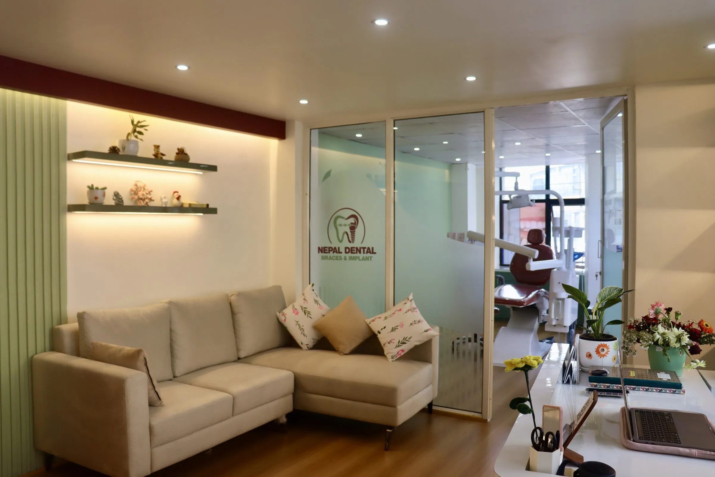 Lounge with a beige sofa and softly lit shelves